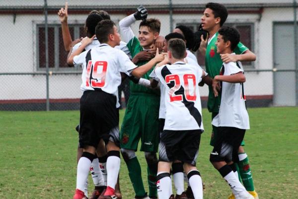 Garotada vibra após vitória sobre o Flamengo