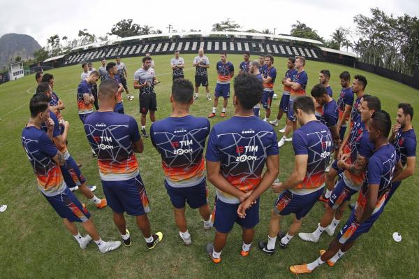 Alberto Valentim conversa com os atletas no CT