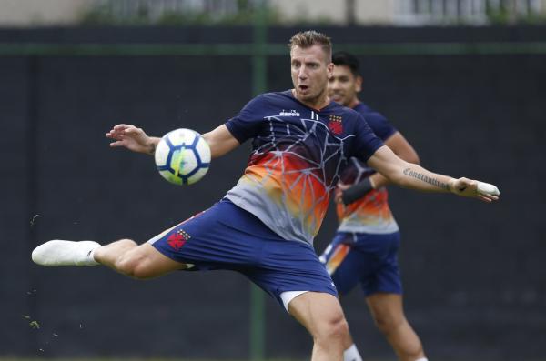 Maxi aprimora a pontaria sob olhares de Andrés Ríos