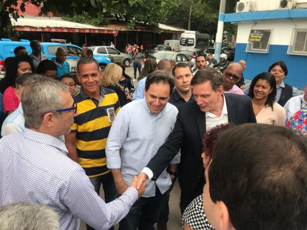 Campello cumprimenta Crivella e Isquierdo observa