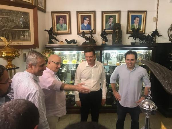 Alexandre Campello apresenta a sala de troféus de São Januário a Isquierdo e Crivella
