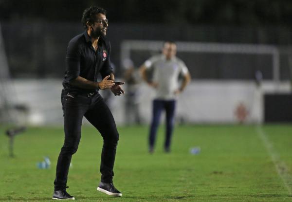 Valentim orientando os jogadores durante o jogo com o Bahia