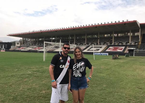 Vyctor e Rayanne posam para foto no gramado de São Januário