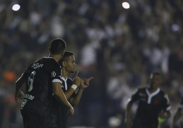 Yago Pikachu comemora gol marcado com Thiago Galhardo