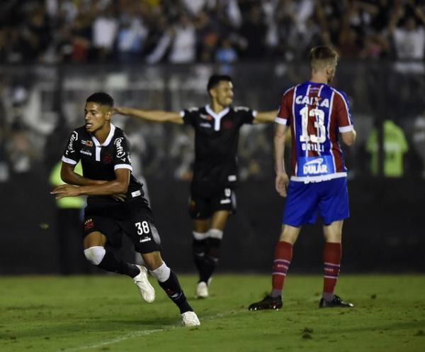 Marrony comemora gol pelo Vasco contra o Bahia