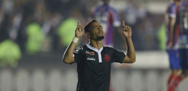 Yago Pikachu comemora o gol de pênalti que marcou sobre o Bahia