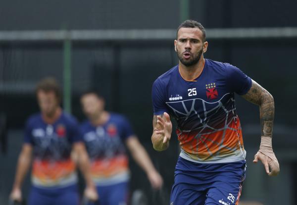 Leandro Castan suando a camisa no CT do Almirante