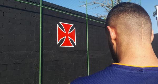 Com Cruz de Malta ao fundo, Castan mostra cicatriz cheia de história na cabeça