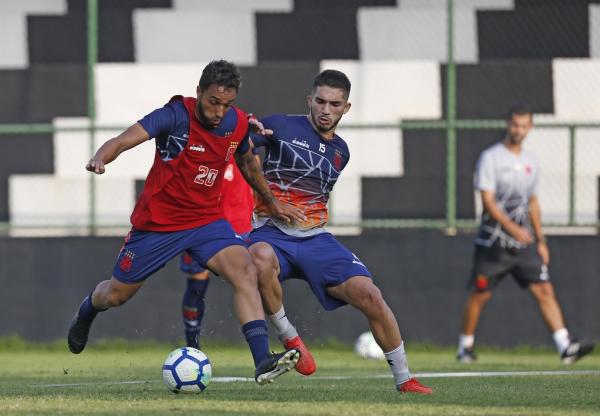  Hugo Borges protege a bola de Andrey