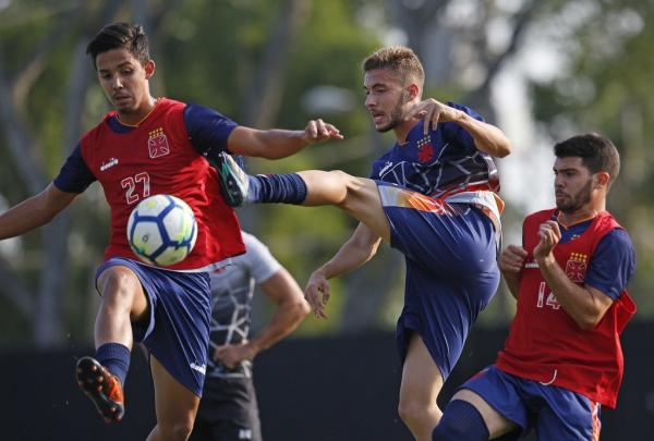 Rodrigo, Caio Lopes (sub-20) e Dudu durante treino