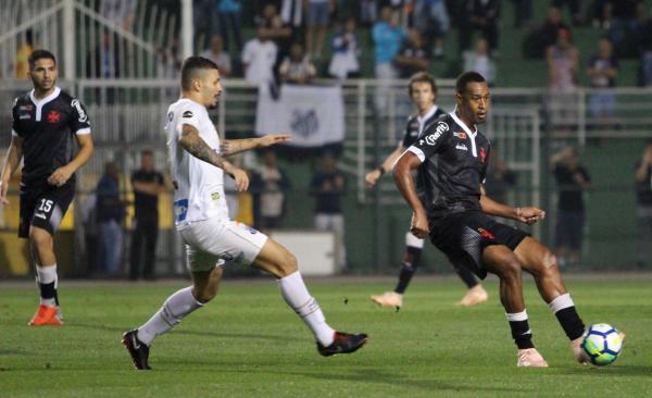 Fabrício em ação contra o Santos no Pacaembu