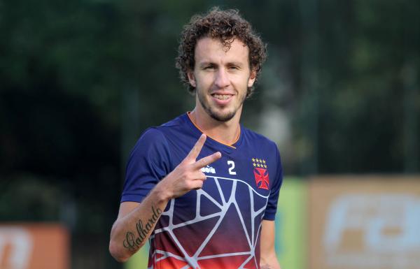 Rafael Galhardo sorri durante atividade no CT do Palmeiras