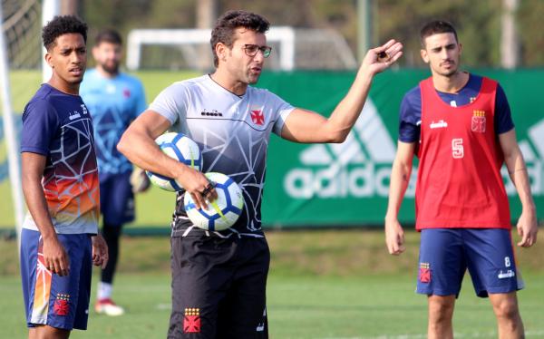 Alberto Valentim orienta jogadores durante trabalho