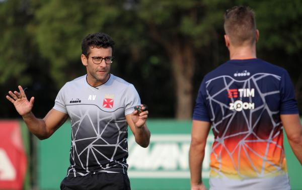 Alberto Valentim orienta o argentino Maxi López