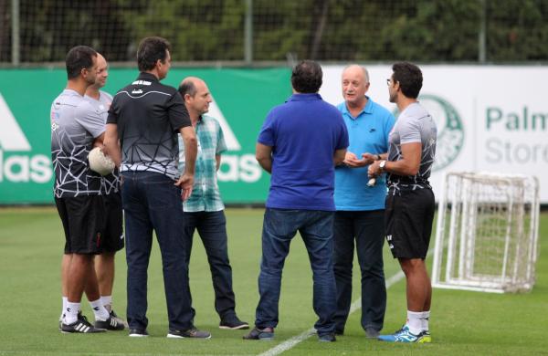 Valentim conversa com Felipão e profissionais do Palmeiras