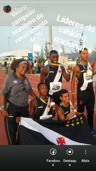 Vascaínos campeões do Revezamento 4x75m com a coordenadora Solange Chagas