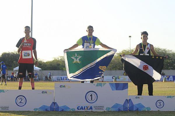 Enzo Soutinho no pódio do Salto Triplo