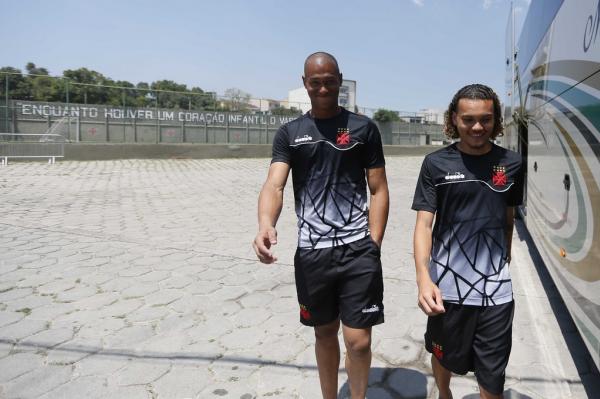 Lucão ao lado do volante Victor Hugo