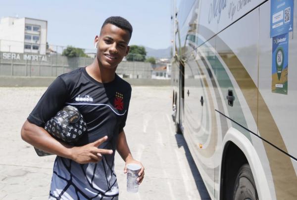 Michael posa antes do embarque do Vasco para a estreia na Copa do Brasil sub-17