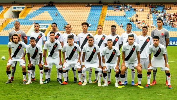 Jogadores do Vasco posam para foto antes da partida