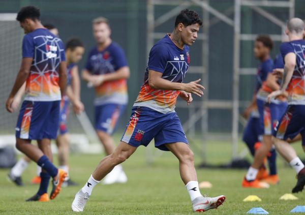 Gio Augusto suando a camisa no CT do Almirante
