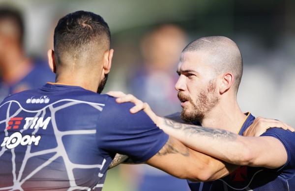 Luiz Gustavo ao lado do experiente Leandro Castan