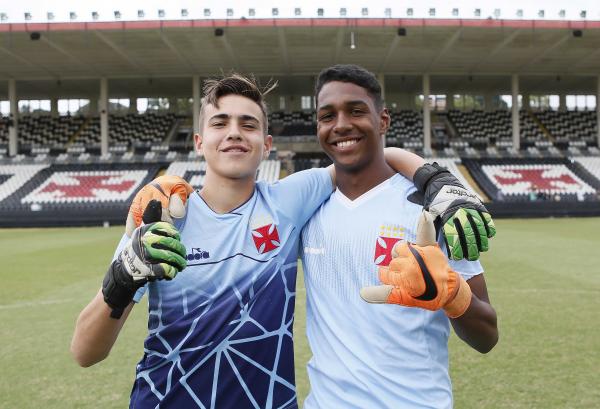 Garotos posaram pra fotos em São Januário