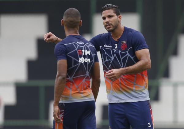Henríquez orienta Willian Maranhão durante treino
