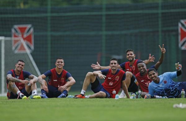  Ramon (esq) ao lado dos companheiros