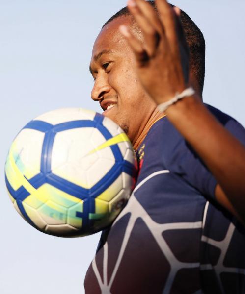 Fabrício domina a bola durante atividade no CT