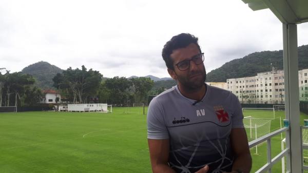 Alberto Valentim fala sobre política do Vasco