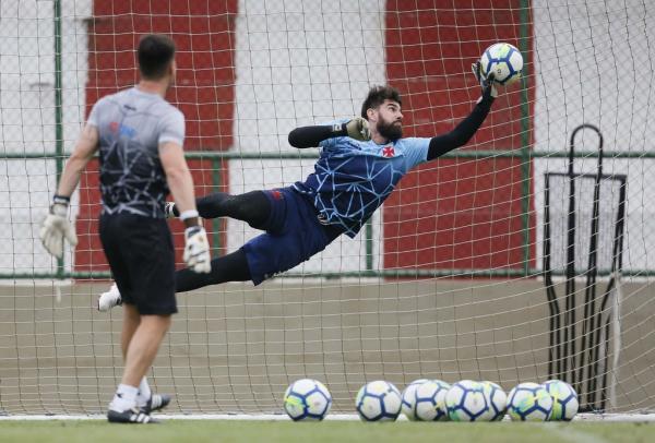 Fernando Miguel suando a camisa no CT do Almirante