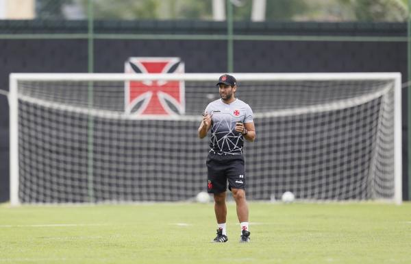Alberto Valentim crê em duelo equilibrado