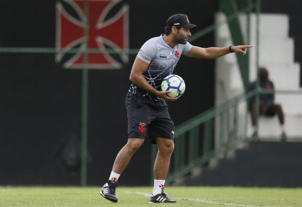 Alberto Valentim orienta jogadores durante treino