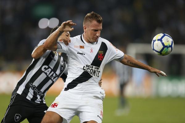 Maxi López protege a bola do marcador no clássico