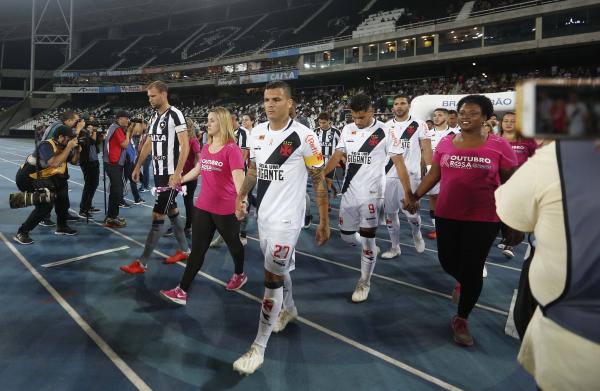 Capitães Ramon e Joel Carli puxaram a fila na entrada em campo