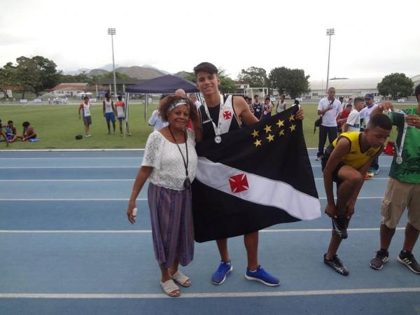 Coordenadora Solange Chagas do Valle posa com Enzo, atleta do Colégio Vasco da Gama