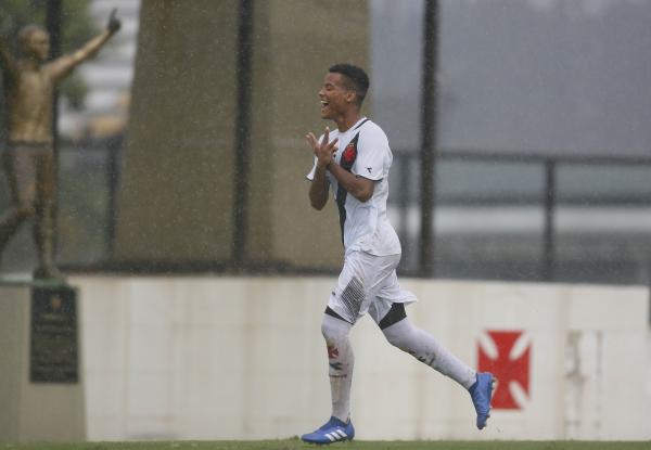 Michael marcou o primeiro gol do Vasco na partida