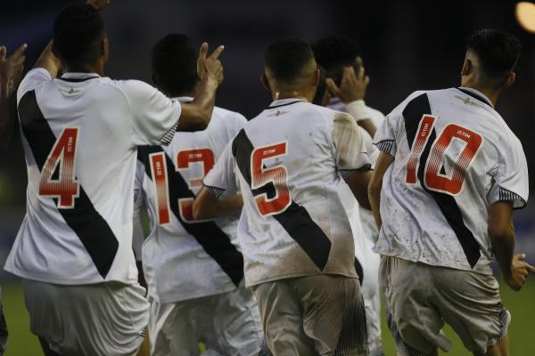 Meninos da Colina comemoram um dos gols na goleada sobre o Oeste