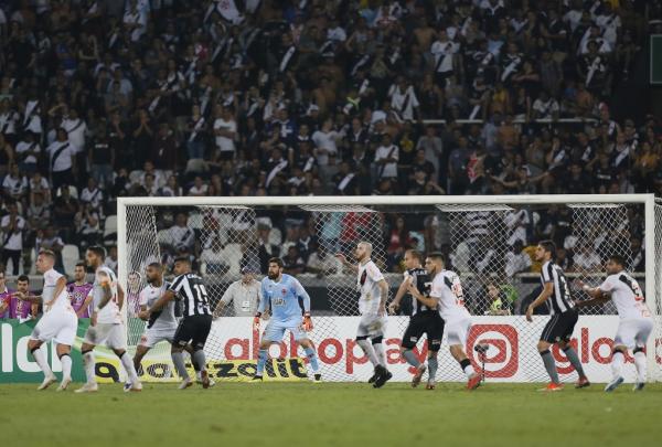 Fernando Miguel em ação contra o Botafogo