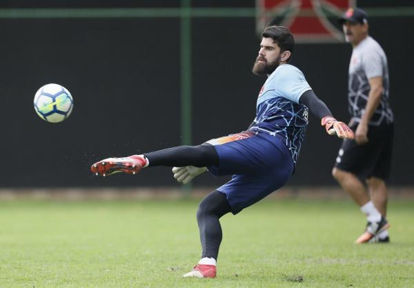 Fernando Miguel será titular outra vez no domingo