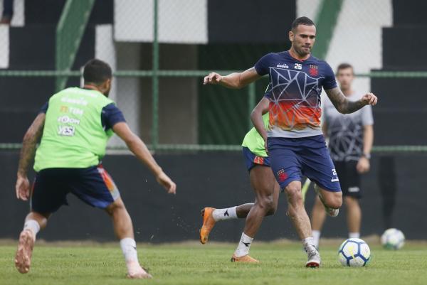 Leandro Castan retorna após cumprir suspensão automática
