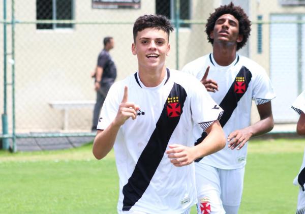 Gabriel Pec marcou o primeiro gol do Vasco na partida