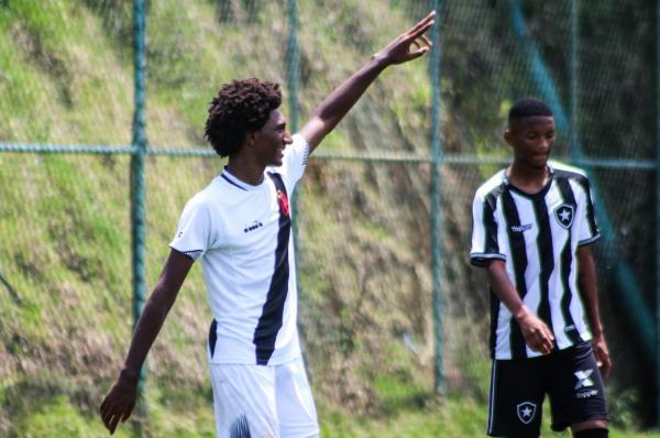 Talles marcou o gol da virada e comemorou muito