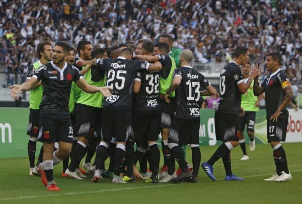 Bruno Ritter cumprimenta Ramon após gol de Pikachu