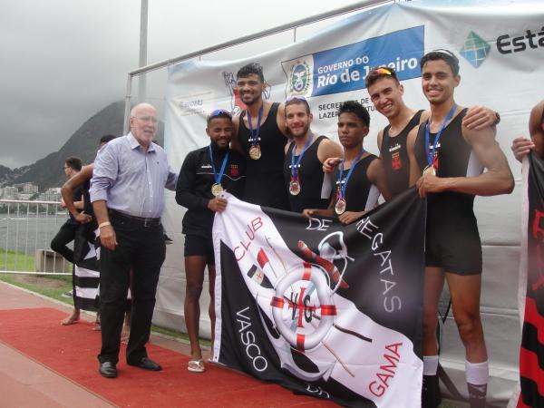 Quarteto do 4 COM Sub-23 posa com a bandeira náutica do Club