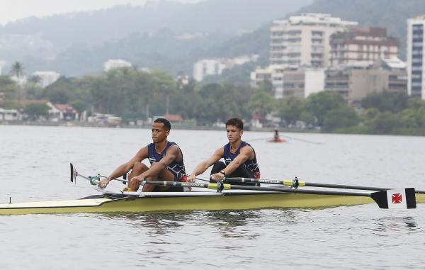 Garotos treinando na Lagoa Rodrigo de Freitas