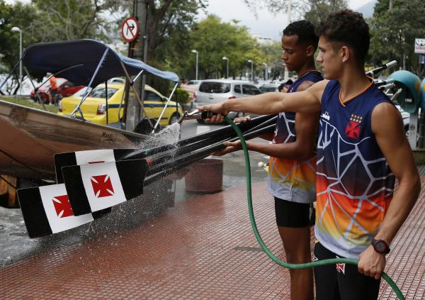Xarás limpam os remos após treino na Lagoa