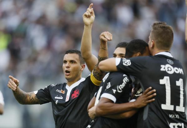 Fabrício é abraçado pelo grupo após dar assistência