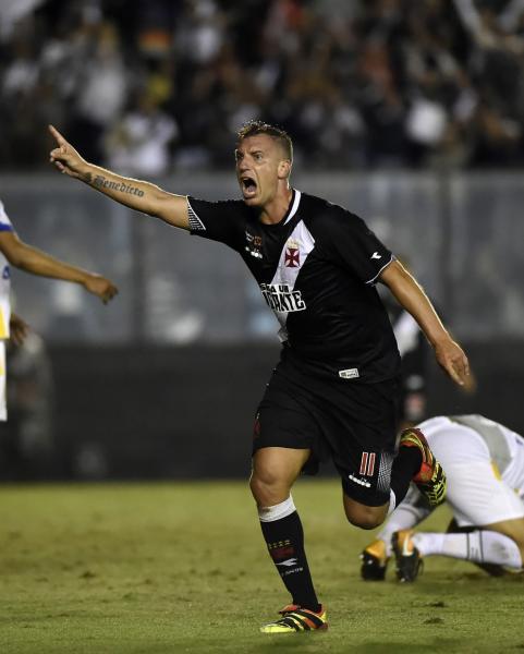 Maxi López comemora gol marcado diante da Chapecoense